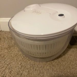 Pampered chef salad spinner
